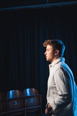 BEN SCHAFMEISTER: EIN TIC ANDERS