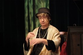 ILSE BÄHNERT - Die lustige Witwe geht in die Operette