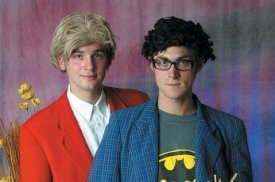 ZÄRTLICHKEITEN MIT FREUNDEN – Alles muss, nichts kann!