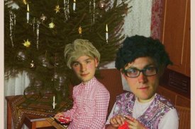 ZÄRTLICHKEITEN MIT FREUNDEN: Weihnachtsfeier