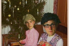 ZÄRTLICHKEITEN MIT FREUNDEN: Weihnachtsfeier